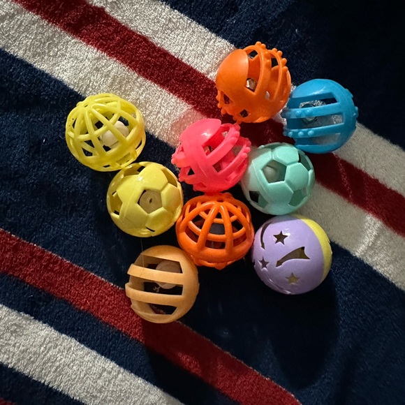 Cat Toy Balls - Wool - Hard Plastic with bells - Unknown Material - Picture 2 of 3